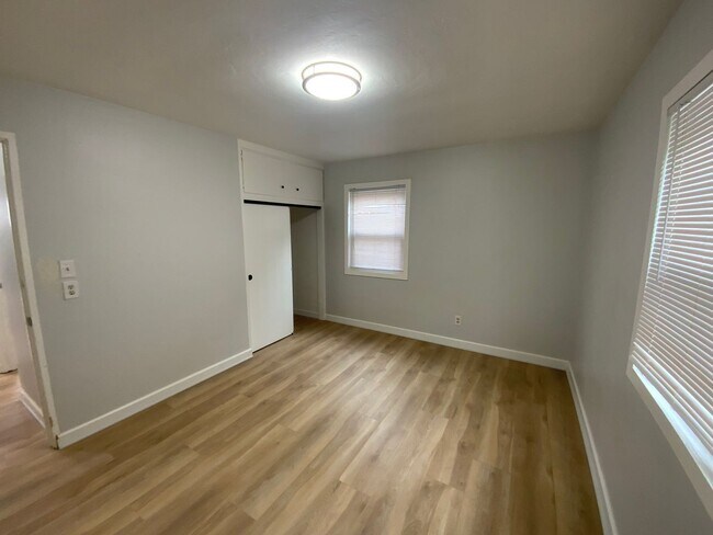 Building Photo - Great Location Close to Schools