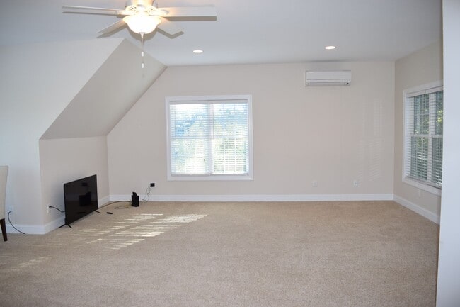 Building Photo - Lake Front 1 Bedroom Apartment - Large Garage & Boat Parking