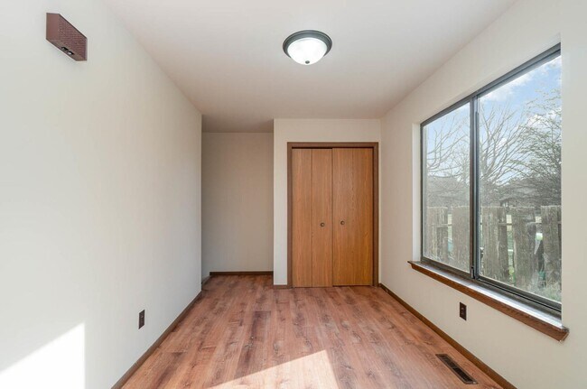 Building Photo - 2 Bedroom Rental Duplex with Attached Garage $1300/month