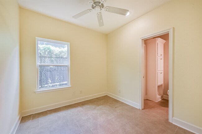 Building Photo - 242 Lenox St