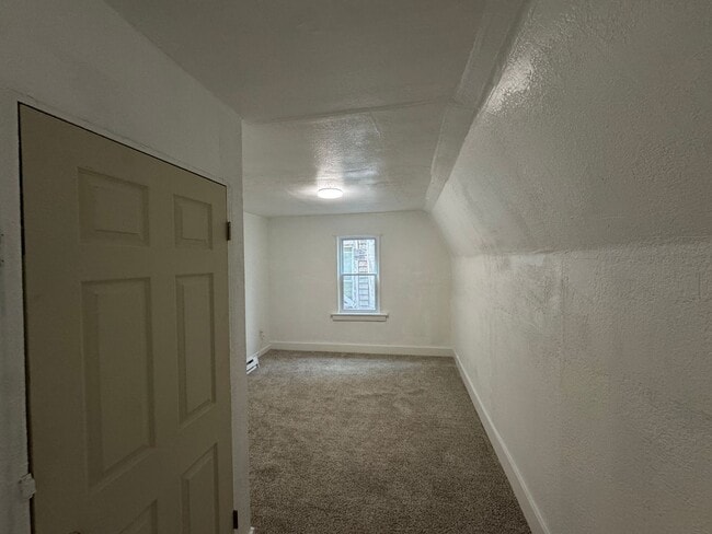 Building Photo - AVAILABLE NOW!! 5 BED 1 BATH SINGLE FAMILY HOME!