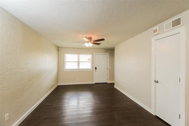 Building Photo - 1828 Sunrise Dr