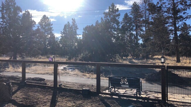 Building Photo - Spacious 5 Bed/2.5 Bath Single Family Home...