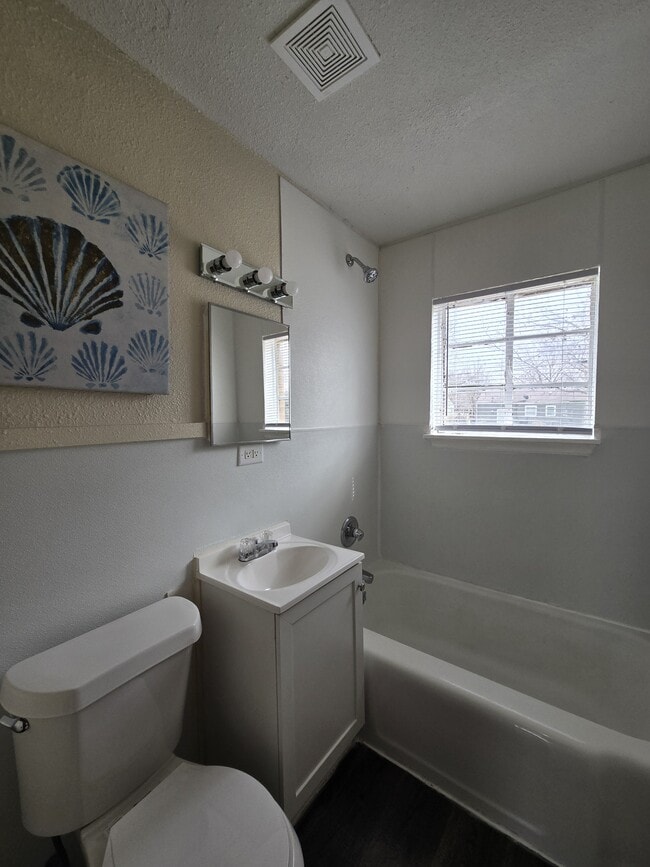 Building Photo - 722 S Hunter