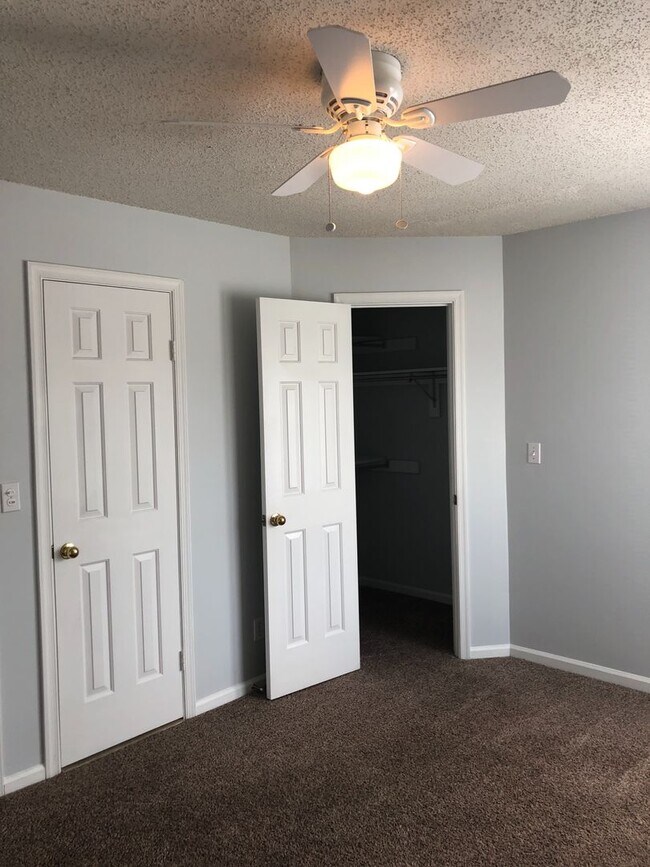 Building Photo - Highly desired unit located in Greenbrier ...