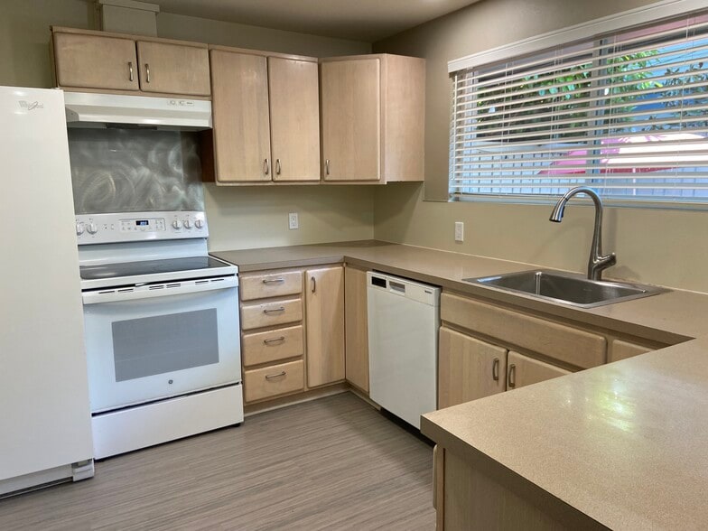 Kitchen - 2733 Franklin Ave E
