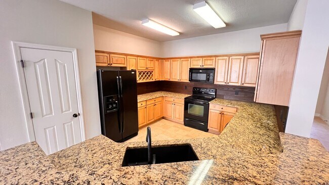 Building Photo - Charming 3-Bedroom Townhome in Oviedo – La...