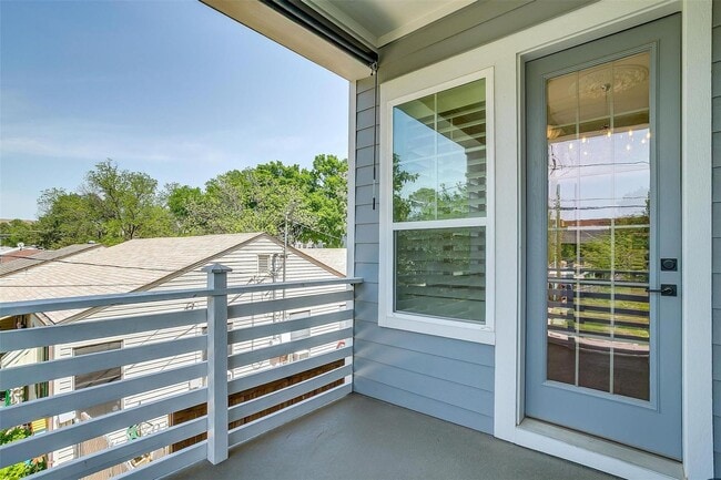 Building Photo - Stylish, Upgraded 3-bedroom, 2.5 bathroom ...