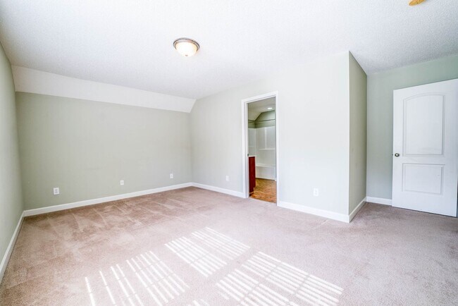 Building Photo - West Hills House 3BR/ 2.5BA, 2 Car garage, primary bedroom on main level