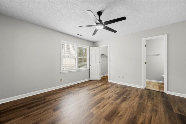 Building Photo - 1100 Magnolia Way SE