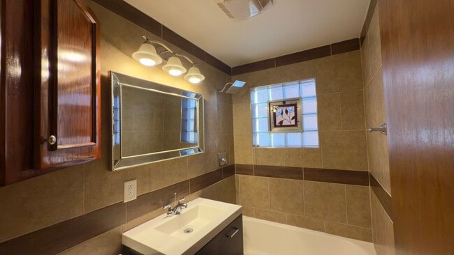 Building Photo - 7127 S Ridgeway Ave