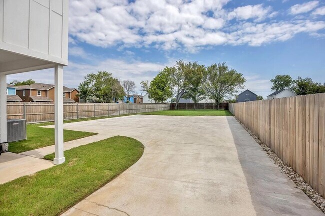 Building Photo - 2318 S 4th St