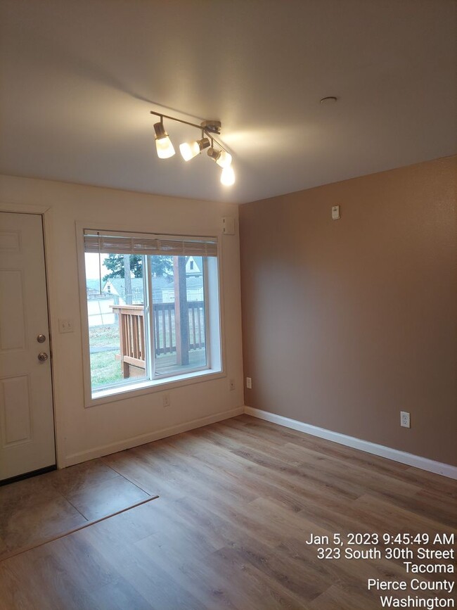 Building Photo - For Rent - Tacoma darling 1 bedroom 1 bath...