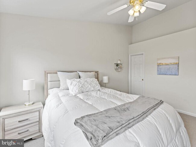 Building Photo - 8873 Royal Doulton Ln