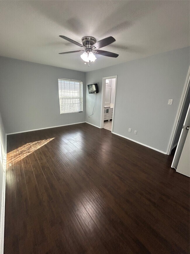 Building Photo - 5550 N Braeswood Blvd