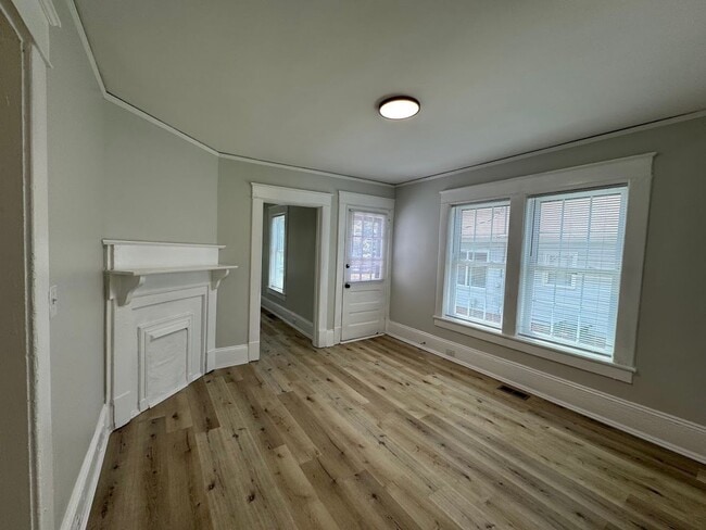 Building Photo - 3bed/1bath House $1395!