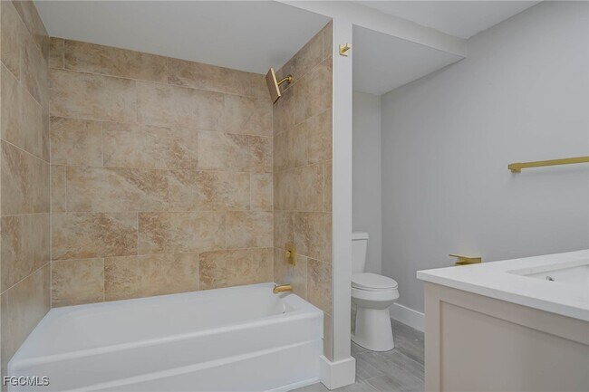 Building Photo - 409 SW 44th St