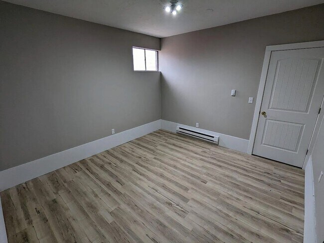 Building Photo - 1025 500 N