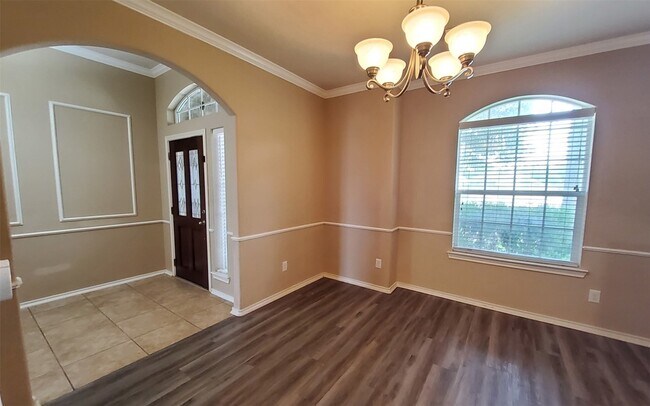 Building Photo - 25047 Lenora Dr