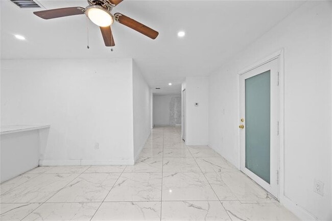 Building Photo - 1525 NE 160th St