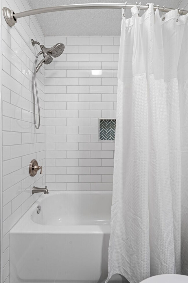 Building Photo - 13 Huntcliff Dr