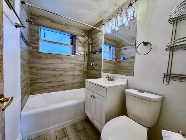 Building Photo - 1712 SW 5th St