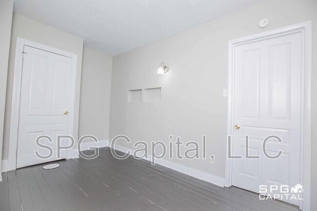 Building Photo - 653 W College Ave