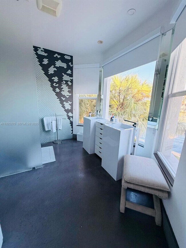 Building Photo - 21025 NE 38th Ave