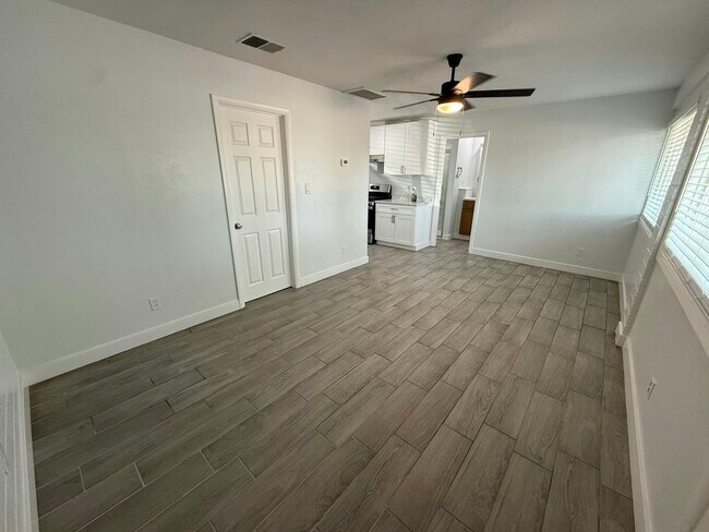 Building Photo - 2206 W Vista Ave
