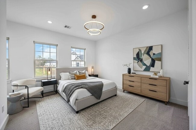 Building Photo - 2215 Mansfield St