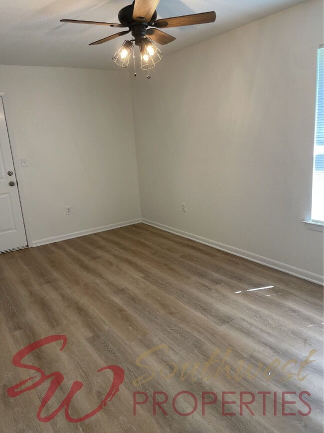 Building Photo - Charming, updated and bright duplex with private backyard!