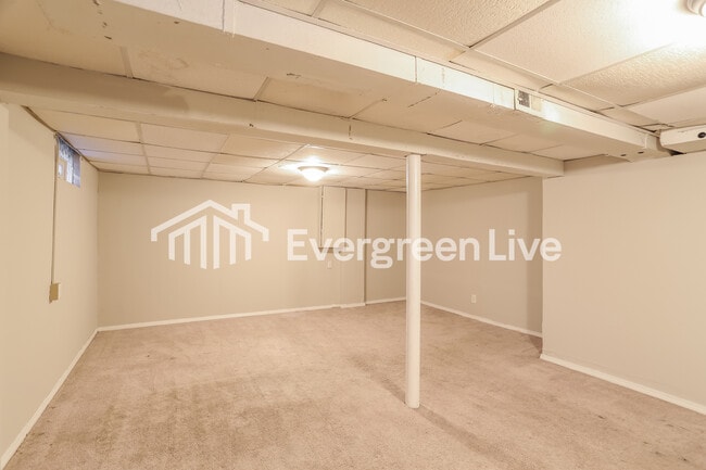 Building Photo - 3411 Quaker Rd