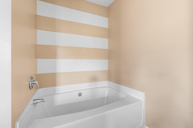 Building Photo - 2496 Lakeview Dr S