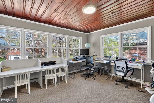 Building Photo - 7215 Rollingwood Dr