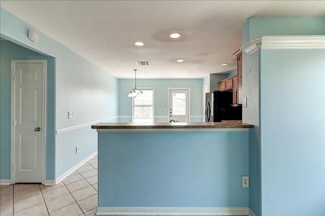Building Photo - 2110 Encino Dr