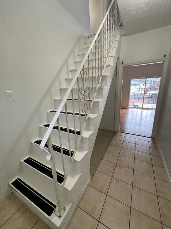 Building Photo - Bright, Spacious Single Family in Central Lowell, 4/5 Bedrooms, Off-street parking