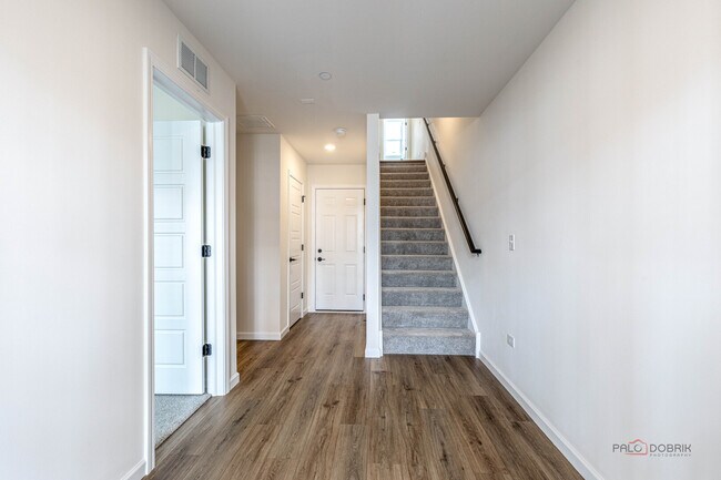 Building Photo - 157 Yorktown Ct