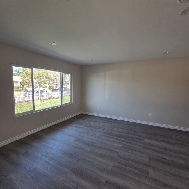 Building Photo - 5546 Sulphur Dr