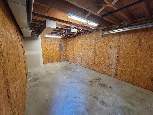 Building Photo - 2256 Fairfax Dr