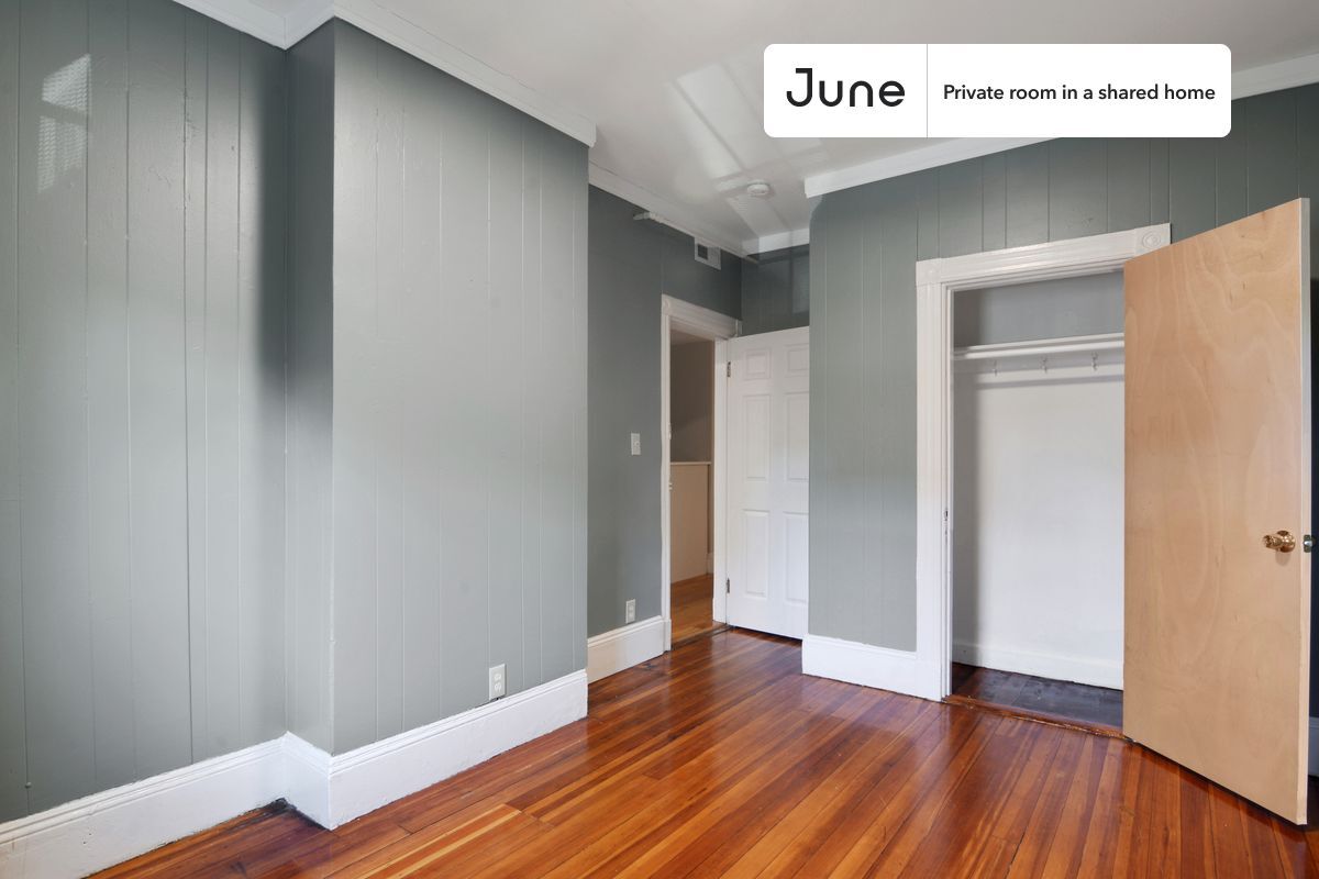 Building Photo - Private bedroom in 7 bed/2 bath Home
