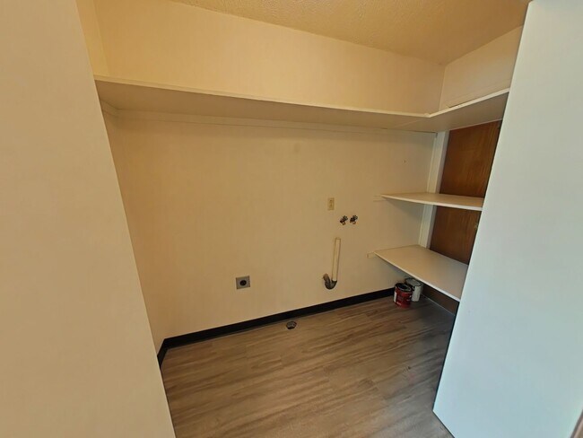 Building Photo - Spacious and charming conveniently located...