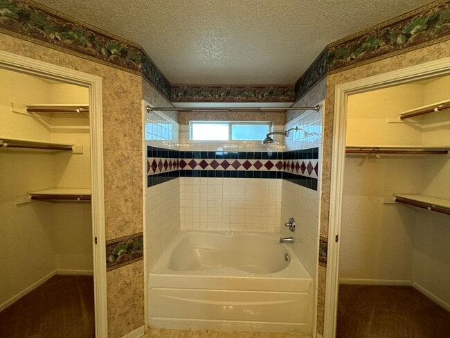 Building Photo - 4201 Lost Oak Dr