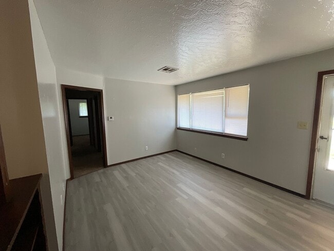 Building Photo - 3 bed, 1.5 baths, 2 car garage