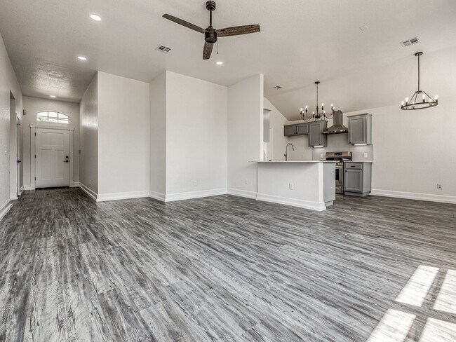 Building Photo - Newly remodeled home in Yukon!