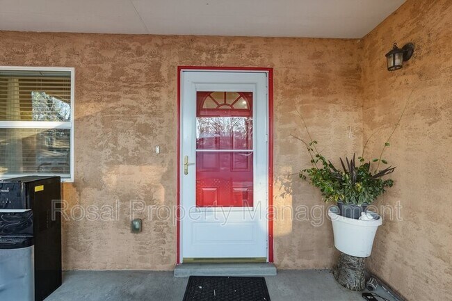 Building Photo - 1700 Gschwind Pl SW