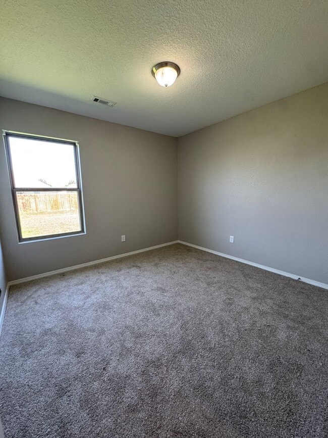 Building Photo - 4 Bed / 2 Bath Ready for move in!