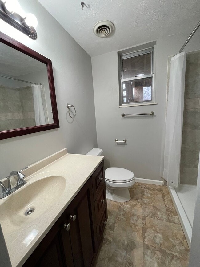 Building Photo - Large 4 bed/2 bath with garage - W. Hamble...