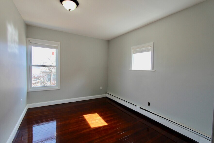 Building Photo - 55 Estes St