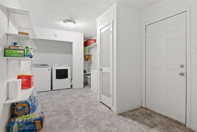 Building Photo - 600 Pin Tail Ln