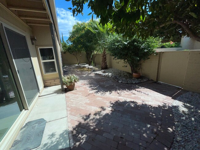 Building Photo - Eastside townhome completely remodeled, he...